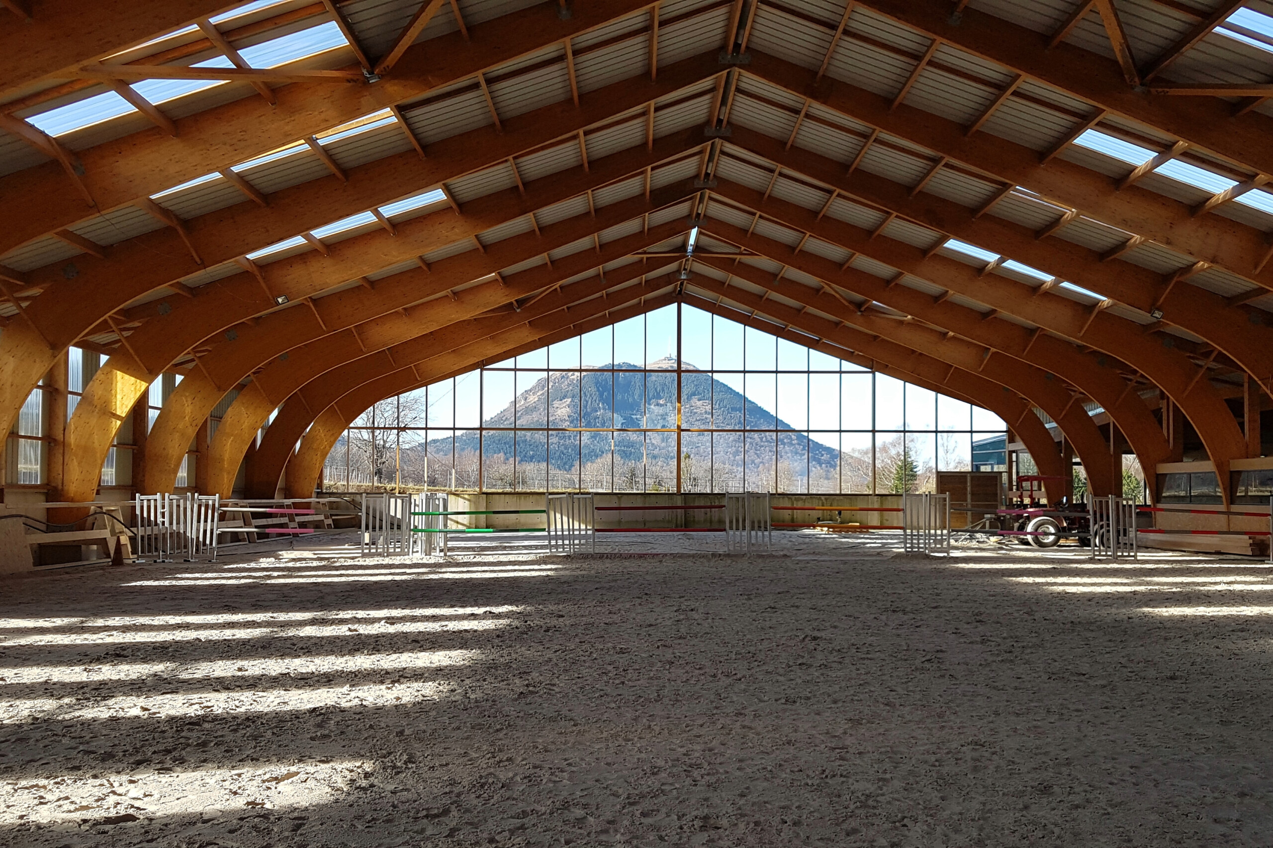 Vue du puy de Dôme à travers le manège du centre équestre